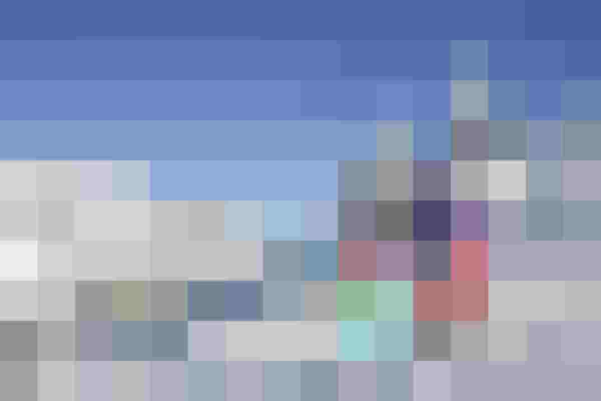 Gemütliches Doppelzimmer mit Holzmöbeln, Balkon und Blick auf die Berge im Hotel Hinterthal