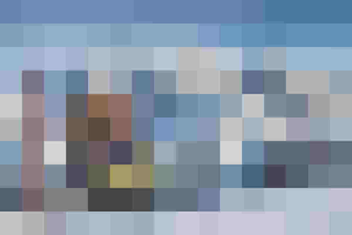 Verschneite Hotelterrasse mit Liegestühlen und Blick auf das Hochkönigmassiv im Winter